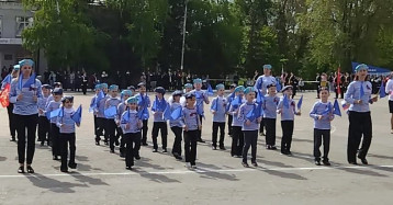 На парад мы все идем На парад мы все идем.