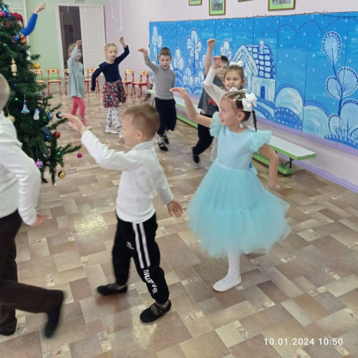 Пора нам, ребята, с ёлочкой прощаться Пора нам, ребята, с ёлочкой прощаться.